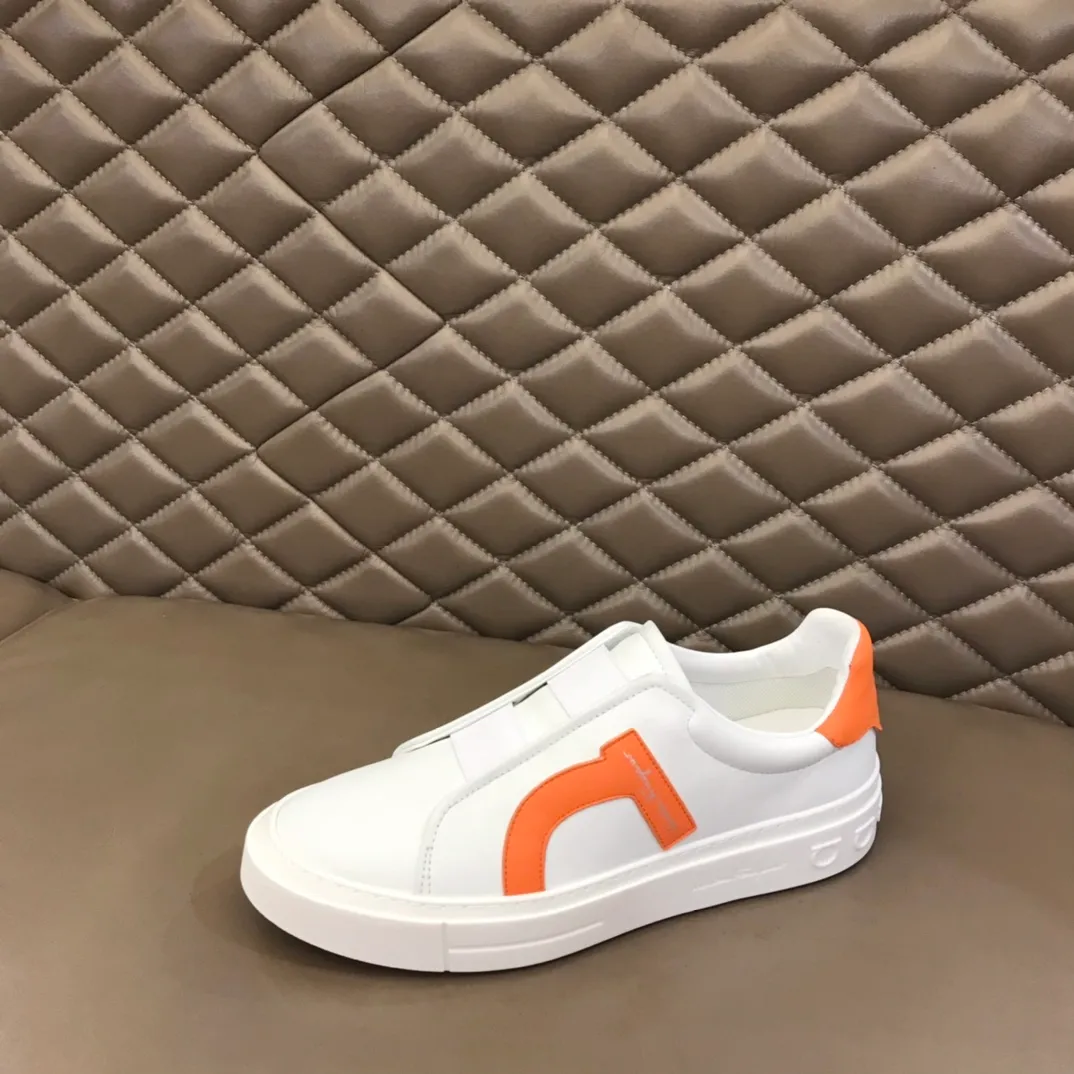 p400【Salvatore Ferraga**】New men's low-top casual shoes! Top-quality cow products, original lasts, made of imported cowhide, first-class texture, first-layer sheepskin lining! Original outsole! The details are exquisite and the style is versatile and upscale! Decorated with a three-dimensional Gancini logo, the back of the tongue and lace-up piping add a pop of color. The high-tech sole features a holographic pattern and Gancini details, making it ideal for a practical yet stylish everyday look. Code number 38-44 (45 can be customized)